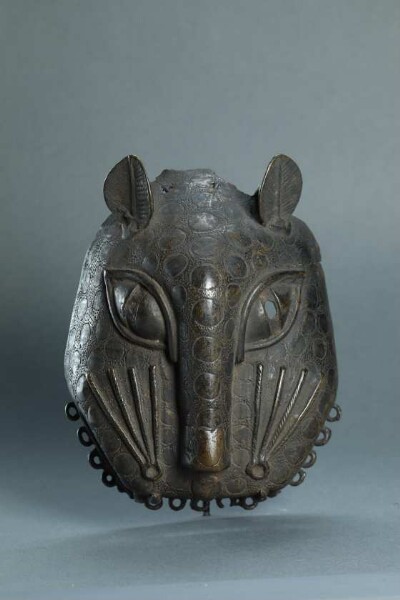 Hip mask with leopard head