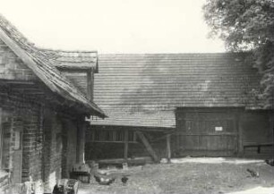 Wohn- und Wirtschaftsgebäude in Heide : Bauwesen - Wirtschaftsgebäude und Gehöfte. Ort: Hola / Heide. Haus Nr. 5. Geziegelte Ställe, gebohlte Scheune.