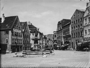 Brunnen : Brunnen auf einem Platz