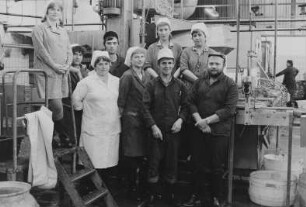 Arbeiterinnen und Arbeiter im VEB Fischwerk