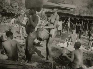 Banssu, Nordwest-Kamerun. Marktszene mit kopflasttragenden Banso-Frauen