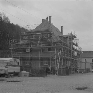 Wohnhaus (eingerüstet mit Stahlrohrgerüst)
