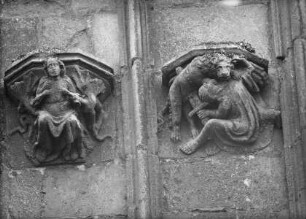 Sitzende Figur & Mann, einen Löwen mit einem Schwert durchbohrend
