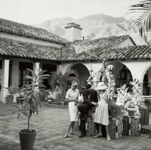 "Grace Line trip", Modeaufnahme, Modelle Ana Bjoerck und Gunilla Riva (Mademoiselle)