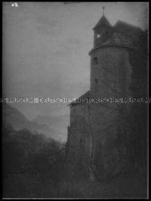 Burg oder Schloss im Gebirge