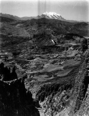 Talblick : Blick über das La Paz-Tal, im Hintergrund der Illimani (6438 m) zweithöchster Berg Boliviens