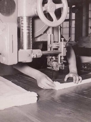 Zuschneidemaschine, Fa. Hermann Dittrich, Limbach-Oberfrohna, 1960