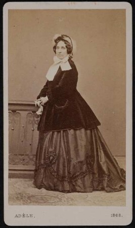 Porträt Julie Rettich (1809 o.1805-1866; Schauspielerin). Albuminabzug auf Karton (Carte-de-visite mit Atelieraufdruck und Widmung recto und verso)