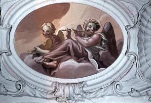 Innendekoration der Schlosskapelle — Deckendekoration der Schlosskapelle — Musizierende Engel oberhalb der Südempore — Engel mit Querflöte und Violine