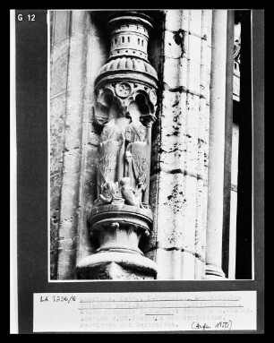 Portalanlage (Nordportal) — Vorhalle des nordöstlichen Portals — Skulpturengruppe Relief