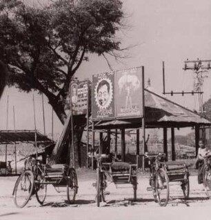 Myanmar (Burma), Pegu, Fahrradrikschas vor Filmreklame, um 1962