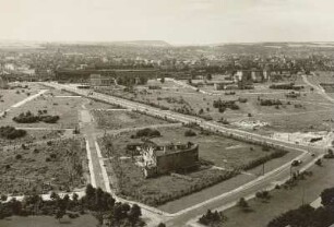 Dresden, Blick vom Rathausturm über beräumte Flächen nach Südwesten zum Hauptbahnhof, im Hintergrund der Windberg