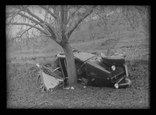 Verkehrsunfall - PKW am Baum (Kennzeichen IVB - 41750)