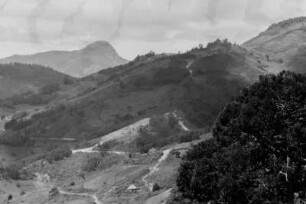 Landschaft : Blick auf das Dorf Utumbi, das sich an den Hängen der Westusambara-Bergen befindet