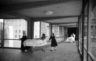 Freiburg: Klinikkirche, innen oben, Zugang zur Kirche, mit Kranken auf Wagen