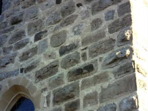 Kirchturm von Süden (Chorturm) -Buckelquader mit Zangenlöchern im Erdgeschoß im Detail