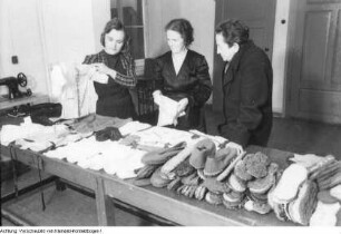In einer Nähstube der Volkssolidarität, 1946/47