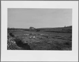 Lagergelände, Blick von Block 46, in dem medizinische Versuche an Häftlingen stattfanden, auf das Kammergebäude (links) und das Krematorium, Buchenwald