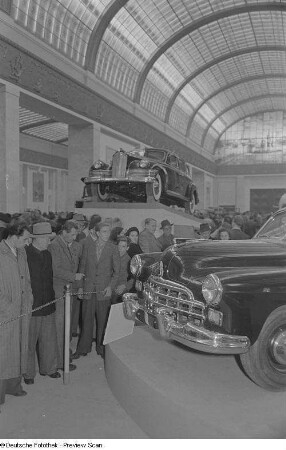 Besucher an einem Messestand mit Autos in der sowjetischen Ausstellungshalle (Sowjetischer Pavillon)