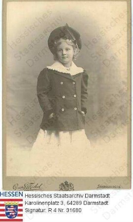 Fabricius, Anna Sophie (Aennchen) geb. v. Hofmann (* 1897) / Porträt als ca. 5jährige mit Hut, stehend, rechtsvorblickend, Kniestück