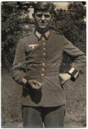 Porträt von Karl-Heinz Jung im Alter von 18 Jahren in Uniform der Wehrmacht - Personenkonvolut