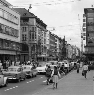 Autoverkehr in der Kaiserstraße.