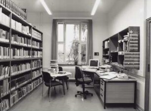 Sächsische Landesbibliothek - Staats- und Universitätsbibliothek Dresden. Zweigbibliothek Maschinenwesen, Teilbibliothek Energieumwandlung/Verfahrenstechnik. Dienstzimmer Mitarbeiter mit Magazinaufstellung Monografien : Dresden-Südvorstadt, Helmholtzstraße 14 (Merkel-Bau der TU Dresden). Sächsische Landesbibliothek - Staats- und Universitätsbibliothek Dresden. Zweigbibliothek Maschinenwesen, Teilbibliothek Energieumwandlung/Verfahrenstechnik. Dienstzimmer Mitarbeiter mit Magazinaufstellung Monografien