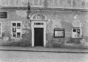 Haus am Markt : Südseite eines Hauses am Marktplatz von Horní Blatná. An der Fassade ein Schaukasten der Hitlerjugend