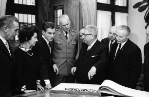 Freiburg: Regierungspräsidium; Bundessieger bei Berufswettkampf des Handwerks, Jörg Bollin beim Regierungspräsidium