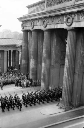 Berlin: Einzug der Luftwaffe durchs Brandenburger Tor, Ausschnitt, aus halber Höhe