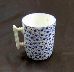 Becher mit blauem Blütendekor