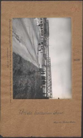 Die von den Russen gesprengte Eisenbahnbrücke über die Aa bei Mitau, von den Deutschen bereits teilweise wiederhergestellt