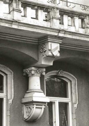 Dresden-Neustadt, Arndtstraße 2. Villa (um 1895). Balkon, Balustrade und Konsole