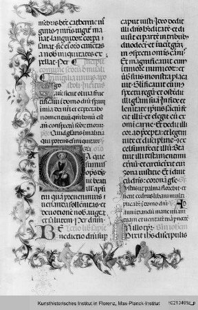 Missale Romanum : Textseite mit belebter, floraler Randseitenbordüre, ornamentierten und einer historisierten Initiale O: Evangelist?