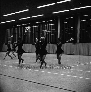 Kreissportverband (KSV) Stormarn e.V. : Stormarnhalle: 25-jähriges Jubiläum: Festveranstaltung: Vorführung der Gymnastikgruppe der Edith-Jahn-Schule in Glücksburg mit Keulen: Abend: 20. Oktober 1972