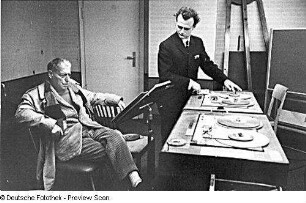 Die Komponisten Paul Dessau (1894-1979) und Günter Neubert (1936-2021; hier Tonregisseur) beim Abhören im Tonstudio (Radio DDR - Sender Leipzig?)