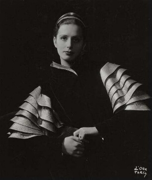 Ada André in einer avantgardistischen Jacke der 1930er Jahre