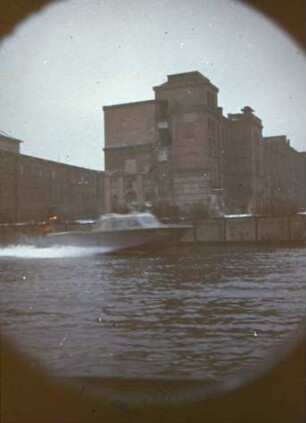 Ein Schnellboot der Grenztruppen im Osthafen