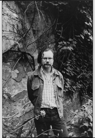 Der Schriftsteller Heinz Czechowski (1935-2009) vor der Mauer der Alten Residenz