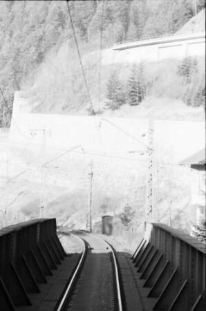 Sonderfahrt mit IC nach Titisee; Straßenstützen an der Ravennabrücke