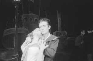 Szenenbilder aus der heiteren Oper "Schneider Wibbel" von Mark Lothar an der Komischen Oper Berlin