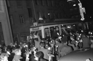Freiburg: Fackelzug hinter Publikum, Hintergrund Straßenbahn, Bertoldstraße
