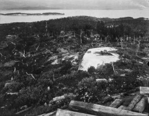 Landschaft bei Björkliden : Landschaft an einem See bei Björkliden mit einem Rundhöcker. Im Wald Gebäude mit Kreuzen