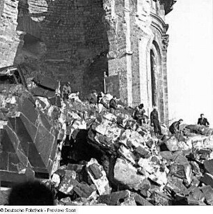 Dresden-Altstadt. Ruine der Frauenkirche während ihrer archäologischen Enttrümmerung. Besuchergruppe auf dem Trümmerhaufen