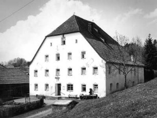 Wohnhaus mit Nebengebäude (vielleicht im Kleinwalsertal)