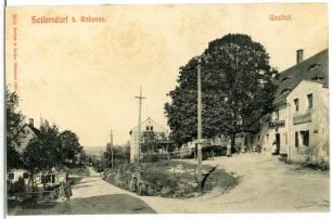 Seifersdorf. Gasthof : Seifersdorf. Blick von der Bergstraße auf das Mitteldorf, rechts die Erbgerichtsschänke der Gasthof Seifersdorf.