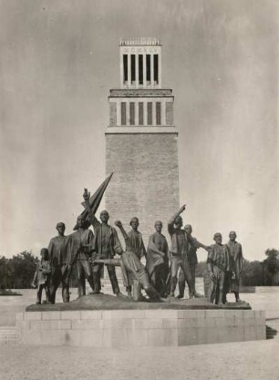 Weimar-Buchenwald. Nationale Mahn- und Gedenkstätte der DDR (1954-1958; seit 1992: Gedenkstätte Buchenwald). Figurengruppe (F. Kremer). Blick zum Glockenturm.