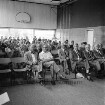 Fritz-Reuter-Schule: Sonderschule: Fritz-Reuter-Straße: Erweiterungsbau: Einweihung: in Turnhalle: Blick auf Funktionsträger und Gäste, geben Applaus: darunter Bürgermeister Manfred Samusch, stellvertretender Bürgervorsteher Heinz Beusen, Direktor Konrad Wuest, Schulrat Wilhelm Strech: hinten an Fensterfront Schüler, 13. August 1976