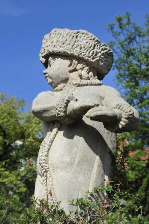 Quedlinburg - Putte aus Sandstein : Putte aus Sandstein im Schlossgarten. Aufgenommen am 20. Juli 2012 in Quedlinburg