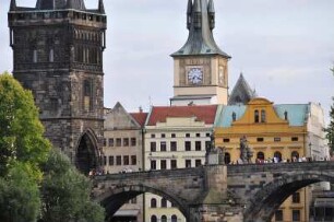 Karlsbrücke in Prag : Blick auf ein Teilstück der Prager Karlsbrücke und den Altstädter Brückenturm (links), aufgenommen 2008